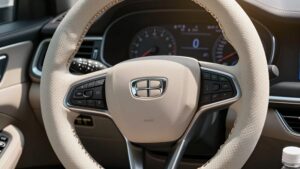 Перфорированный кожаный чехол Autocrat-Tuning на руле автомобиля как защита от перегрева в летний зной