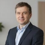 Портрет уверенного российского бизнесмена на нейтральном фоне для сайта компании Autocrat-Tuning